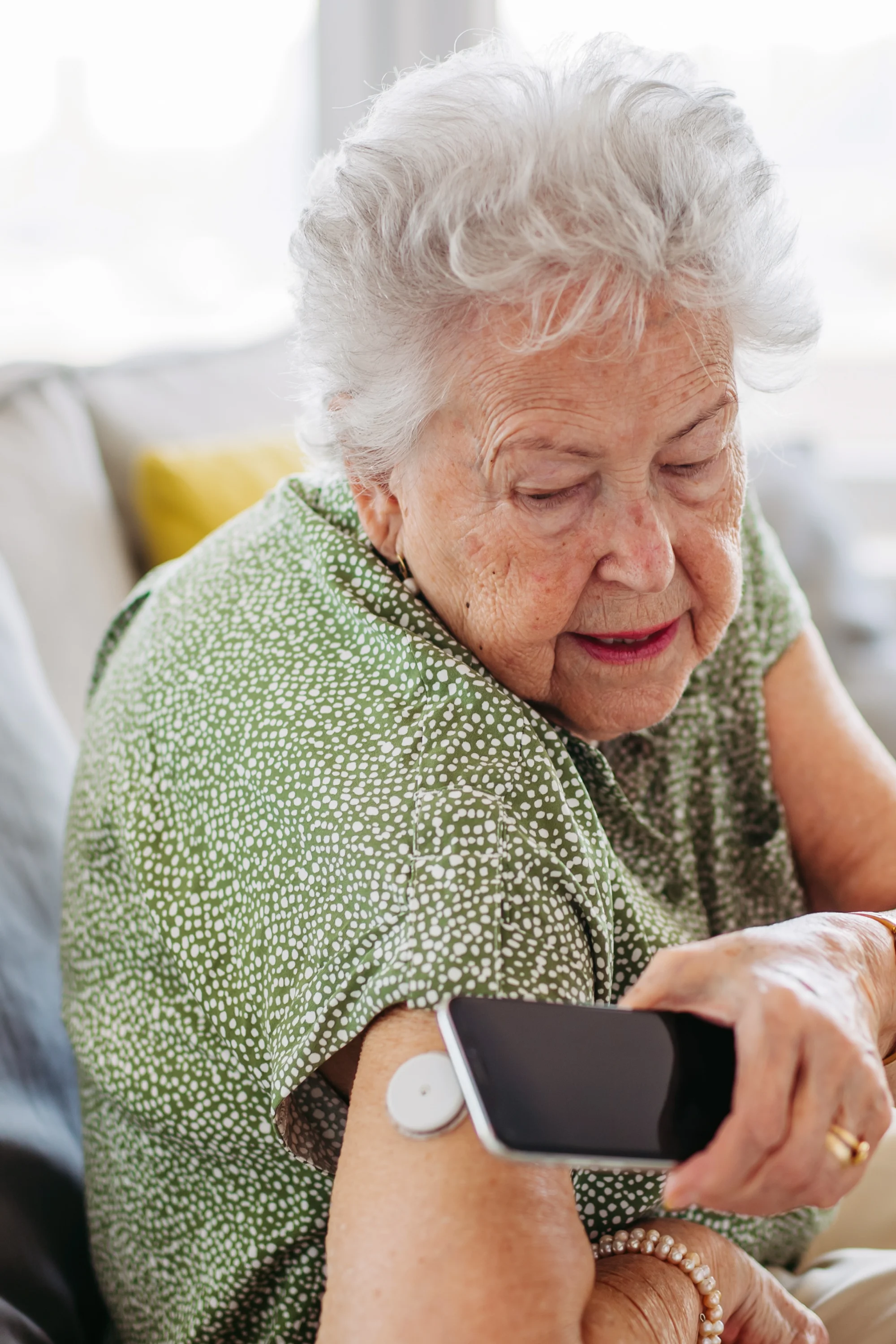 Qiaben Connected Patient Monitoring: Track health in real-time, stay connected with your healthcare team from anywhere.